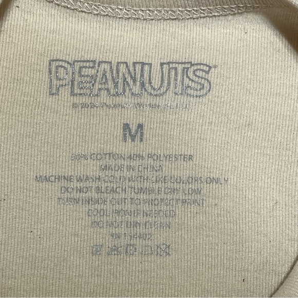 FOREVER 21 PEANUTS Semi-Cropped Tshirt Charlie Brown Vampire Cream Size Medium - Picture 4 of 9